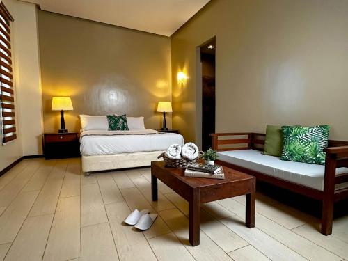 um quarto com uma cama, um sofá e uma mesa em Stay Inn Plus em Mexico