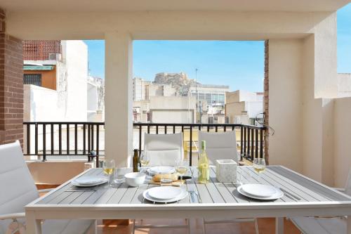 - une table sur un balcon avec vue sur la ville dans l'établissement City Center Penthouse by NRAS, à Alicante