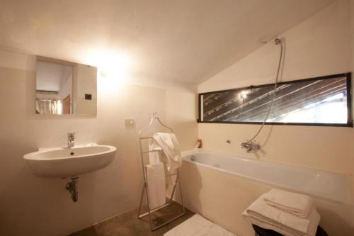 La salle de bains est pourvue d'un lavabo et d'une baignoire. dans l'établissement Cascina Rosa B&B, à Grazzano Badoglio