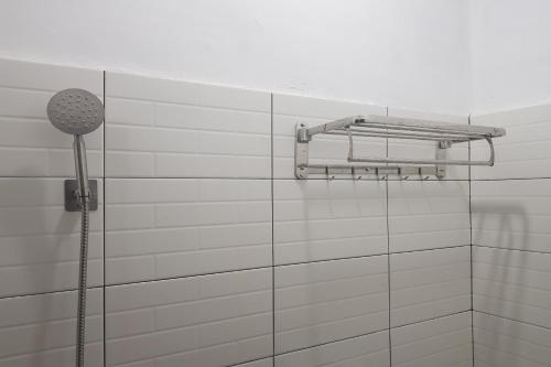 una doccia con soffione a parete di OYO 93709 Rose Inn 2 a Medan