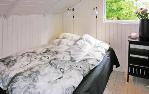 - un lit avec couverture dans une chambre dans l'établissement Stunning Home In Humble With 2 Bedrooms And Wifi, à Humble