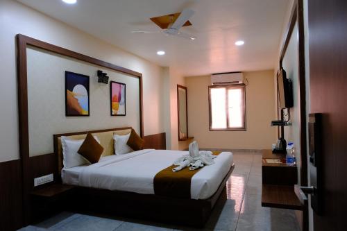 Кровать или кровати в номере Hotel Sai Inn