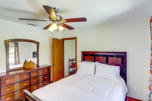 um quarto com uma cama, uma ventoinha de tecto e uma cómoda em Family-Friendly Waco Home, 4 Mi to Magnolia Market em Waco