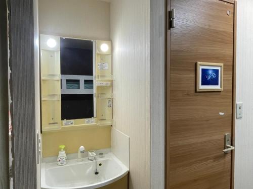 東京的住宿－平安旅馆家庭间，一间带水槽和镜子的浴室