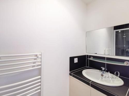 une salle de bain avec un lavabo et un miroir dans l'établissement Appartement 4 Pers - Cala Rossa - Piscine, à Lecci