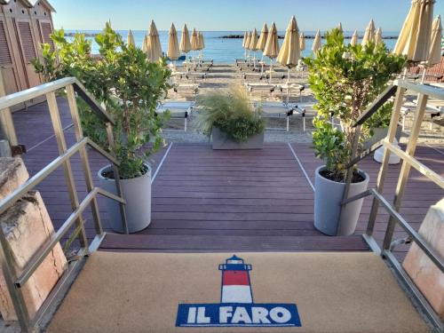 una scala con un cartello del faro di Hotel Delle Rose a San Bartolomeo al Mare