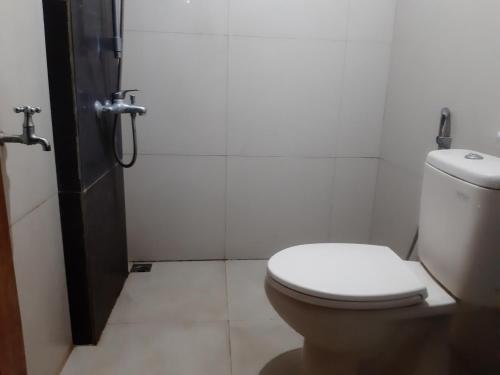 Ett badrum på OYO 93710 Bidara Guest House Syariah