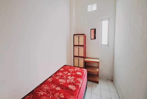 מיטה או מיטות בחדר ב-SPOT ON Shannhay Guest House Syariah
