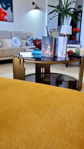 un soggiorno con tavolo, sedie e divano di Ulah Properties a Mombasa