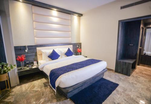 Postel nebo postele na pokoji v ubytování Hotel Swarn Towers