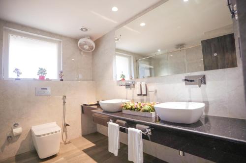 - Baño con 2 lavabos y aseo en Hotel Swarn Towers, en Bareilly