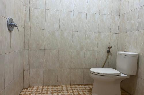 a bathroom with a toilet and a shower at OYO 93735 Pondok Zamzam in Pakato