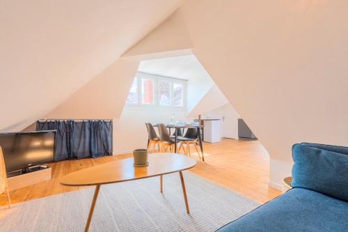 un salon avec une table et un canapé dans l'établissement Bright one bedroom next to Wazemmes market, à Lille