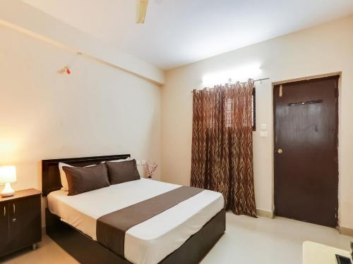 OYO Hotel Srinivasa Grand 객실 침대