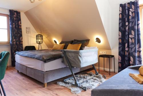 ein Schlafzimmer mit einem großen Bett im Dachgeschoss in der Unterkunft Familyhaus Hochreuther's Hof in Oberdachstetten