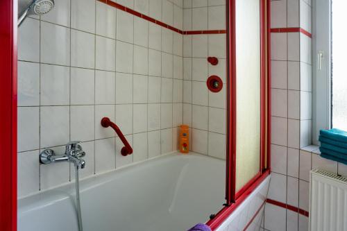 ゾーリンゲンにあるModerne 3 Zimmer Wohnungのバスルーム(バスタブ、シャワー付)