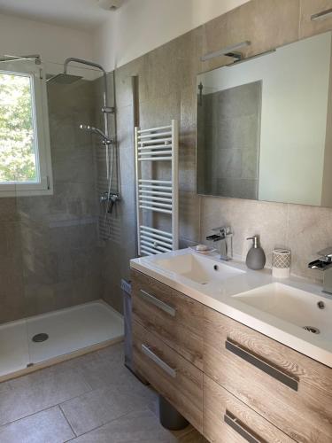 une salle de bain avec un lavabo, une douche et une baignoire dans l'établissement Villa Phi, à Oletta