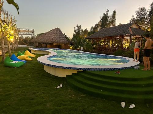 una gran piscina con gente a su alrededor en Rạch sao eco garden, en Phong Ðiền