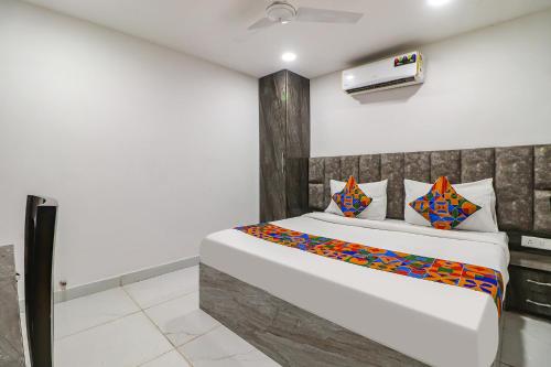 1 dormitorio con 1 cama grande y aire acondicionado en FabExpress Super 8 Residency, en Nueva Delhi