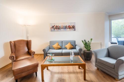 a living room with a couch and a coffee table at Best Western Hotel Am Papenberg in Göttingen