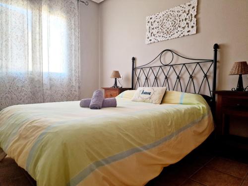 ベラにあるÁtico En Exclusivo Complejo En La Playa De Veraのベッドルーム1室(大型ベッド1台、枕2つ付)