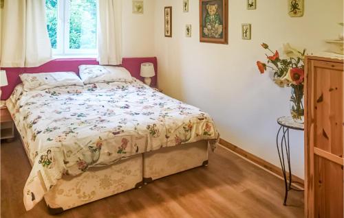 a bedroom with a bed with a purple headboard at Stunning Home In Saint-Pierre-Sur-Orth in Sillé-le-Guillaume