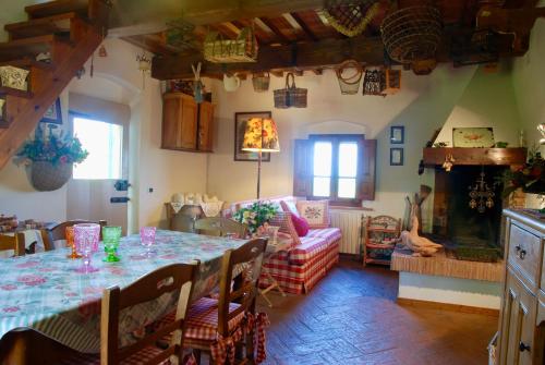 a living room with a table and a couch at Podere Le Murella in Palaia