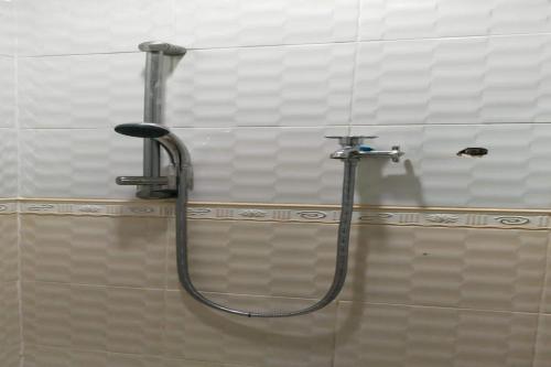 um chuveiro na casa de banho com uma mangueira em OYO 93774 Khaira Kos Dan Penginapan em Rantau