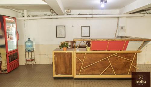 - un comptoir en bois dans une chambre avec un bâtiment dans l'établissement Hello Hotel, à Hô-Chi-Minh-Ville