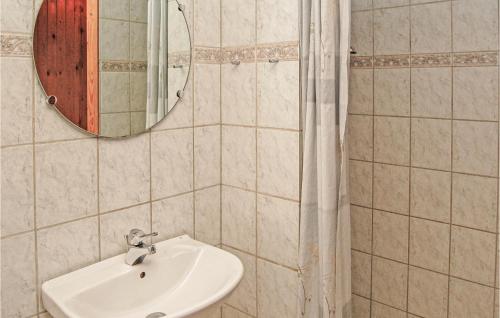 een badkamer met een wastafel en een spiegel bij Stunning Home In Sjlund With House Sea View in Hejls
