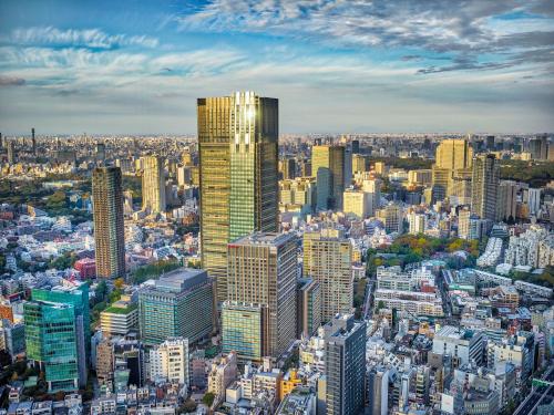 uma vista aérea de uma cidade com edifícios altos em The Ritz-Carlton, Tokyo em Tóquio