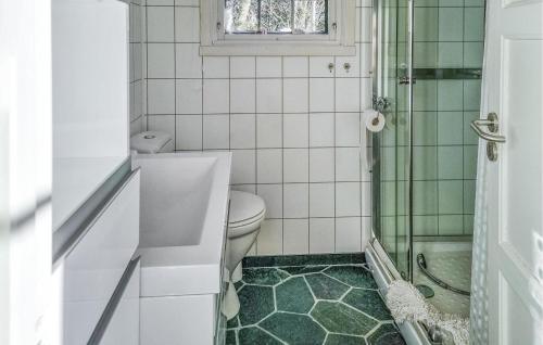W łazience znajduje się toaleta i przeszklony prysznic. w obiekcie Amazing Home In Lyngdal With Kitchen w mieście Lyngdal