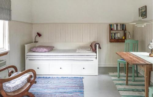 1 Bedroom Nice Home In Väckelsångにあるベッド