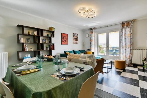 un salon avec une table et un canapé dans l'établissement Le Floreal - Vue mer, proche plage, parking privé, à Bandol