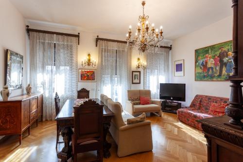 - un salon avec un canapé et une table dans l'établissement Casa Daniela, à Trente