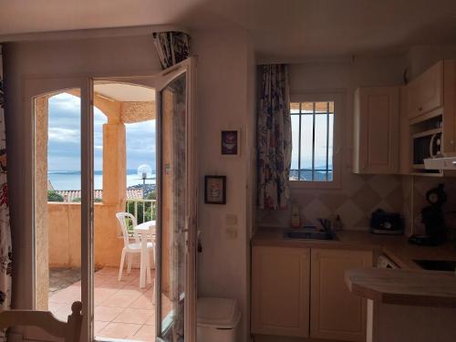 d'une cuisine avec vue sur l'océan depuis le balcon. dans l'établissement résidence Bellevue, à Roquebrune-sur Argens