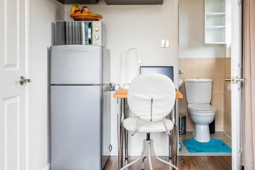 een keuken met een witte koelkast en een toilet bij Earley Luxury Ensuite Room with private entrance in Reading