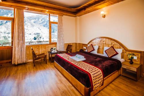 Manali Mountain Resort tesisinde bir odada yatak veya yataklar