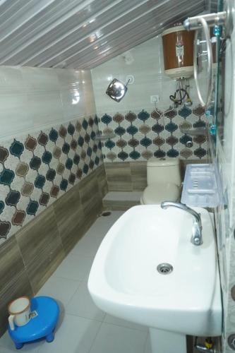 Kylpyhuone majoituspaikassa Manali Mountain Resort