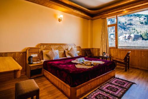 Кровать или кровати в номере Manali Mountain Resort