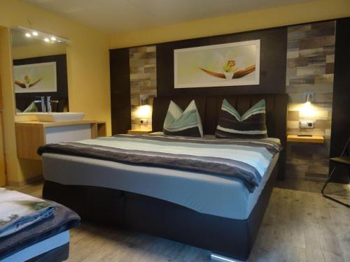 ein Schlafzimmer mit einem großen Bett und einem Waschbecken in der Unterkunft Ferienwohnung Gerti in Uderns