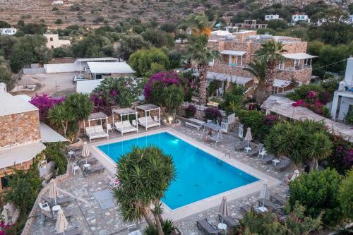 uma vista aérea de uma piscina numa villa em Hotel Irini em Livadia