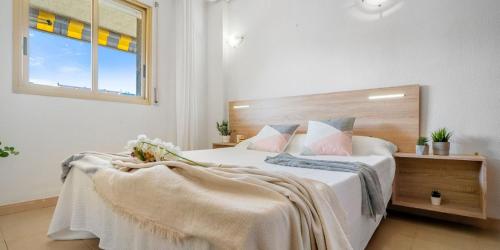 ラ・ピネーダにあるAlea Rentals - Albenizのベッドルーム1室(白いシーツが敷かれた大型ベッド1台、窓付)