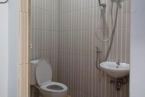 een badkamer met een toilet en een wastafel bij OYO 93749 Aksana Homestay Syariah in Pekanbaru