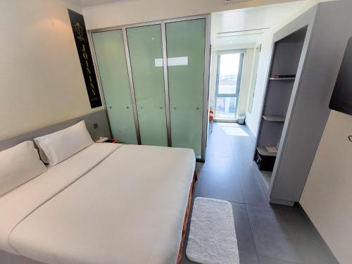 Postel nebo postele na pokoji v ubytování JOIN INN HOTEL Jebel Ali, Dubai - Formerly easyHotel Jebel Ali