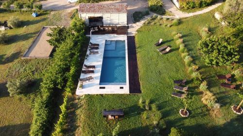 uma vista superior de uma piscina num campo em Ermitage Crestet (Ventoux - Provence) em Crestet