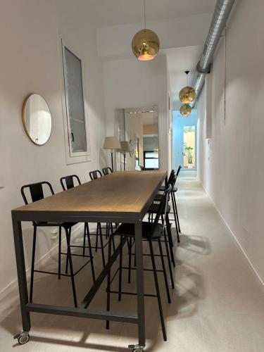 a dining room with a table and chairs at Apartamento Barcelona centro in Barcelona