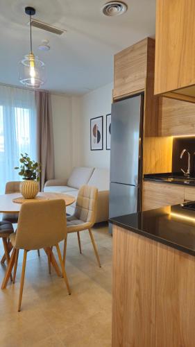 uma cozinha e sala de estar com uma mesa e um frigorífico em Imperial Apartamentos Valencia em Valência