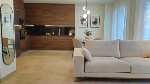 uma sala de estar com um sofá e uma cozinha em Imperial Apartamentos Valencia em Valência