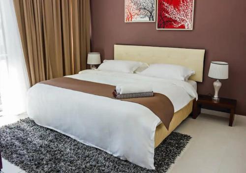 1 dormitorio con 1 cama grande con sábanas blancas en Three Storey Garden Home at Bukit Gambir 18ppl, en Gelugor